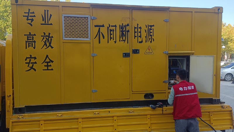 张家港柴油发电机组和UPS电源配合使用时，如何避免切换过程中的电力中断？